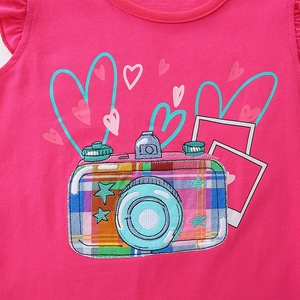 Completo estivo rosa da bambina con ricamo a forma di fotocamera e dettagli di cuori