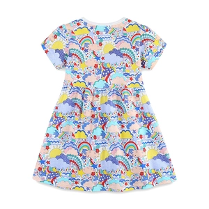 Robe fille manches courtes en coton avec imprimé arc-en-ciel et nuages sur fond blanc