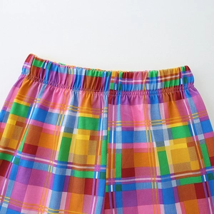 Completo estivo da bambina con dettagli in vita elastica e motivo a quadri arcobaleno