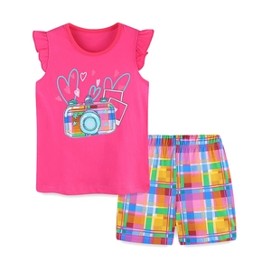 Completo estivo da bambina con top rosa con volant e pantaloncini a quadri colorati