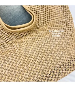 Détail du tissu tressé respirant et des poignées en cuir de ce grand sac cabas en paille