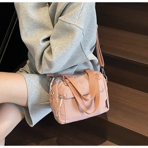 Sac bandoulière en nylon rose avec larges poignées et bandoulière réglable pour femme