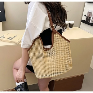 Détail du sac cabas en paille avec maille beige évidée et lanières en cuir marron foncé