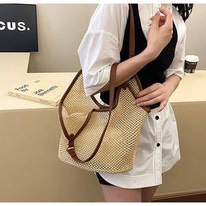 Détail du sac cabas en paille avec maille beige et poignées en cuir marron chic