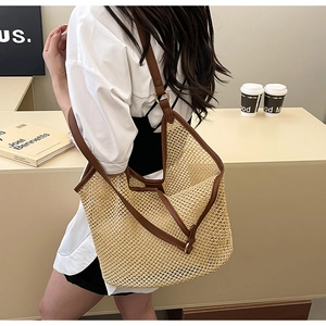 Détail d'un grand sac cabas tressé avec anses marron pour les vacances d'été