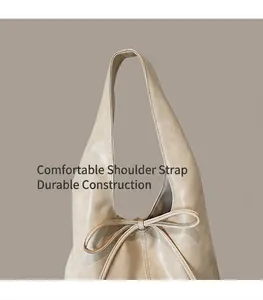 Détail du sac cabas en cuir PU beige avec un nœud décoratif et une large bandoulière