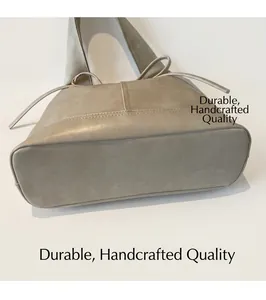 Vue détaillée du grand sac cabas beige en cuir PU avec surpiqûres et cordon de serrage latéral