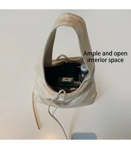 Vue de dessus montrant l'intérieur spacieux du grand sac fourre-tout beige