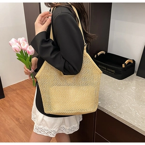 Détail du sac cabas en paille tissé à la main avec design en maille et pochette