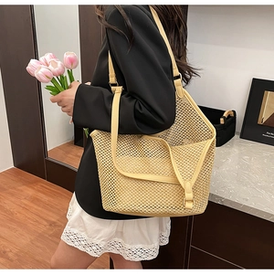 Détail du sac cabas jaune en paille tressée avec bordure en similicuir sur modèle