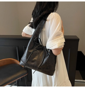 Gros plan du grand sac cabas noir avec nœud montrant la texture du cuir synthétique