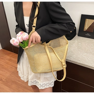 Détail du sac cabas en paille tissée jaune avec lanières en cuir et pochette intérieure
