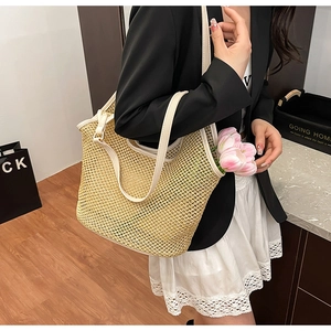 Détail du sac cabas en paille tissée avec anses en similicuir blanc pour style plage