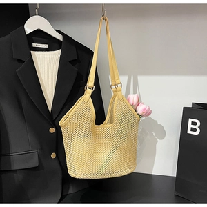 Détail du sac cabas en paille tissée jaune avec motif ajouré et grande contenance