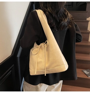 Détail du cabas blanc crème avec nœud latéral et texture cuir PU de style vintage