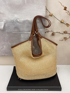 Grand sac cabas en paille avec bordure en cuir marron et texture tressée pour la plage