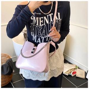 Detailaufnahme der lavendelfarbenen Satteltasche mit Metallschnalle und Kette