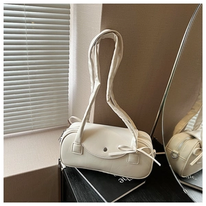Detailansicht der cremefarbenen Boston Bag aus PU-Leder mit Schleife und Silberbeschlägen