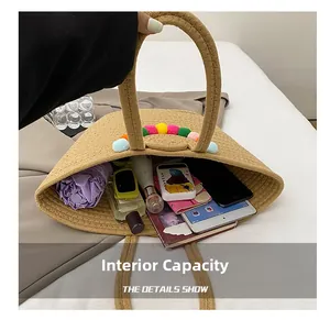 Vue détaillée du grand compartiment intérieur du sac fourre-tout en paille de plage