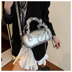Detailansicht der silbernen Boston-Tasche mit gerüschten Griffen und Schleifendeko