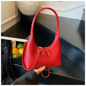 Dettaglio borsa hobo rossa con texture a grana litchi e hardware in metallo argento