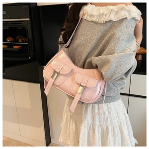 Borsa sottobraccio in PU rosa lucido con due tasche frontali e fibbie argentate