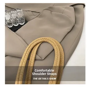 Gros plan sur la bandoulière tissée confortable d'un sac cabas en paille beige