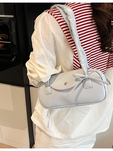 Hellblaue Handtasche mit Schleife und gerafftem Trageriemen für einen Sommer-Look