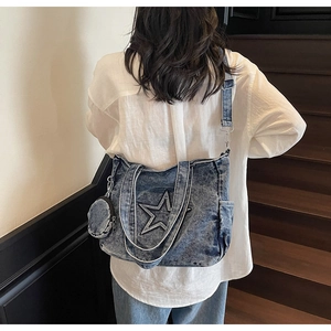 Détail d'un sac cabas rétro en denim avec motif étoile matelassé et petit porte-monnaie