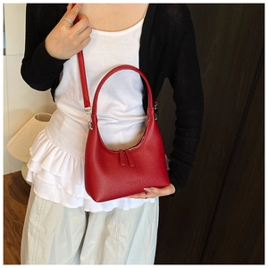 Dettaglio borsa hobo rossa in pelle martellata con tracolla rimovibile e manico