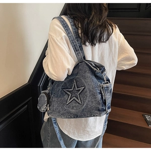 Détail d'un sac cabas en denim bleu avec patchwork étoile vintage et petit porte-monnaie