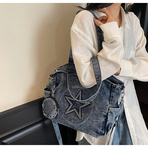 Détail du sac cabas en jean délavé avec patch étoile et petit porte-monnaie rond