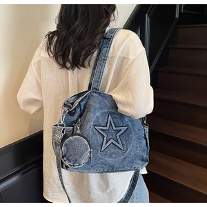 Détail du sac fourre-tout en denim bleu avec écusson étoile et mini porte-monnaie rétro