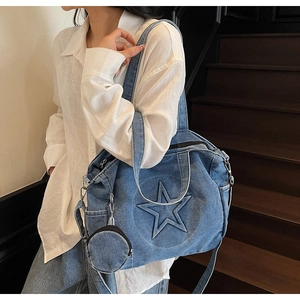 Sac fourre-tout en denim bleu avec étoile brodée et porte-monnaie sur un mannequin