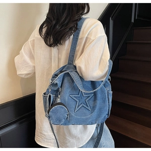 Détail du sac cabas en denim délavé avec motif étoile 3D et petit porte-monnaie