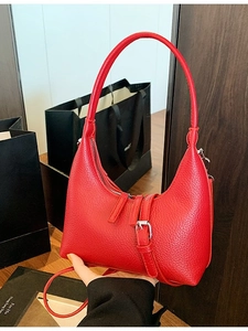 Elegante borsa a mezzaluna rossa in pelle martellata con fibbia in argento regolabile
