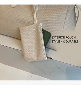 Détail du sac cabas en cuir tressé avec petite pochette assortie et zips dorés élégants