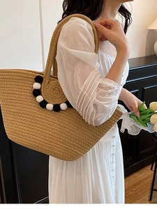 Sac fourre-tout en paille tissée avec pompons noirs et blancs pour la mode de plage