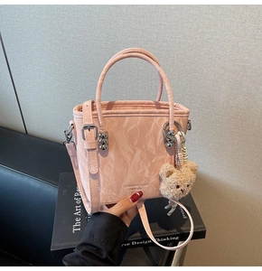 Sac seau rose avec texture marbrée et détail de breloque ours en peluche mignon