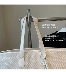 Gros plan du sac fourre-tout blanc crème montrant la texture tissée et la poignée