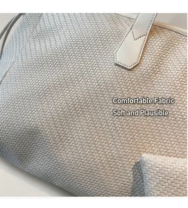 Gros plan sur la texture en cuir tissé blanc de ce grand sac fourre-tout élégant