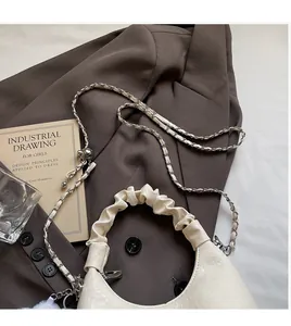 Détail du sac dumpling blanc cassé avec poignée nuage froncée et bandoulière chaîne
