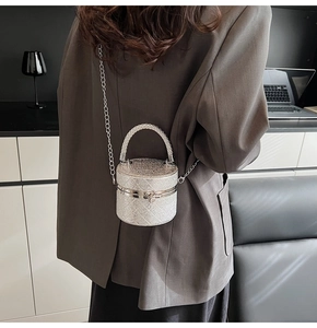 Silberne Glitzer-Mini-Beuteltasche für Damen mit Kette und metallischem Griff