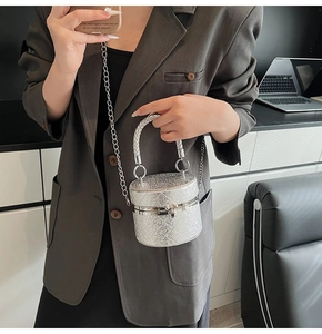 Silberne Pailletten-Abendtasche in Zylinderform mit Tragegriff und Metallkettenriemen