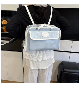 Vue arrière d'un mannequin portant un sac à dos tendance en similicuir bleu et blanc