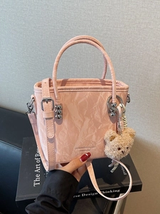 Borsa a Secchiello in Pelle PU Stile Coreano per Donna Trama di Marmo Increspata Tracolla Pendolare Con Ciondolo Orsetto di Peluche