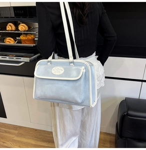 Détails du sac à bandoulière bleu clair avec liseré blanc dans une scène de cuisine chic