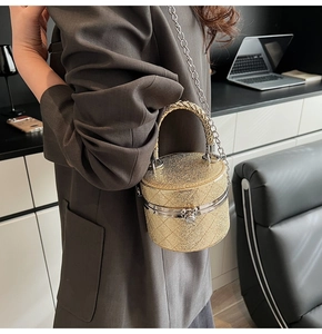 Mini-Glitzertasche mit Rautensteppung und Kettenriemen am Modell getragen
