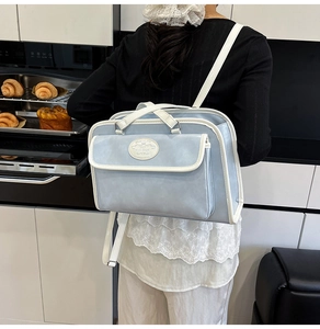 Vue mannequin d'un sac à main bleu clair avec bordure blanche dans un décor de cuisine