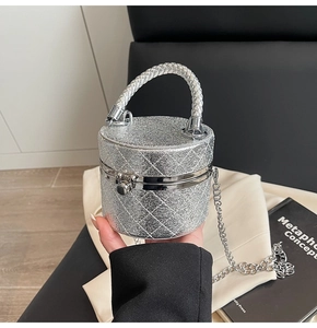 Makro-Detail der silbernen Glitzer-Eimertasche mit Rautensteppung und Kette